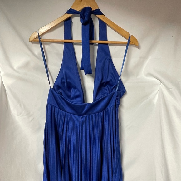 Cache Halter Dress - Picture 3 of 5